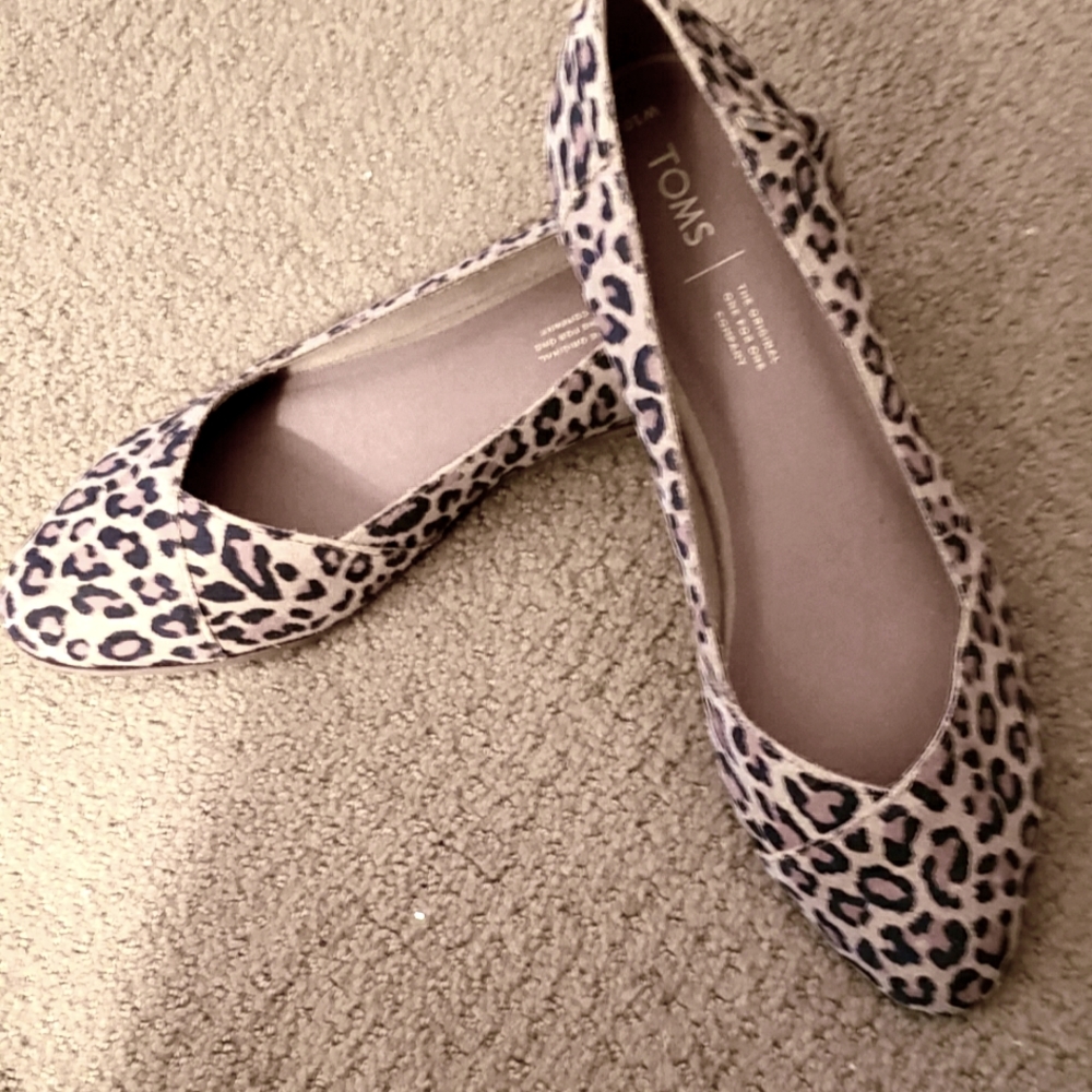 Toms leopard print flats. Size 10 Med. Faux suede uppers.